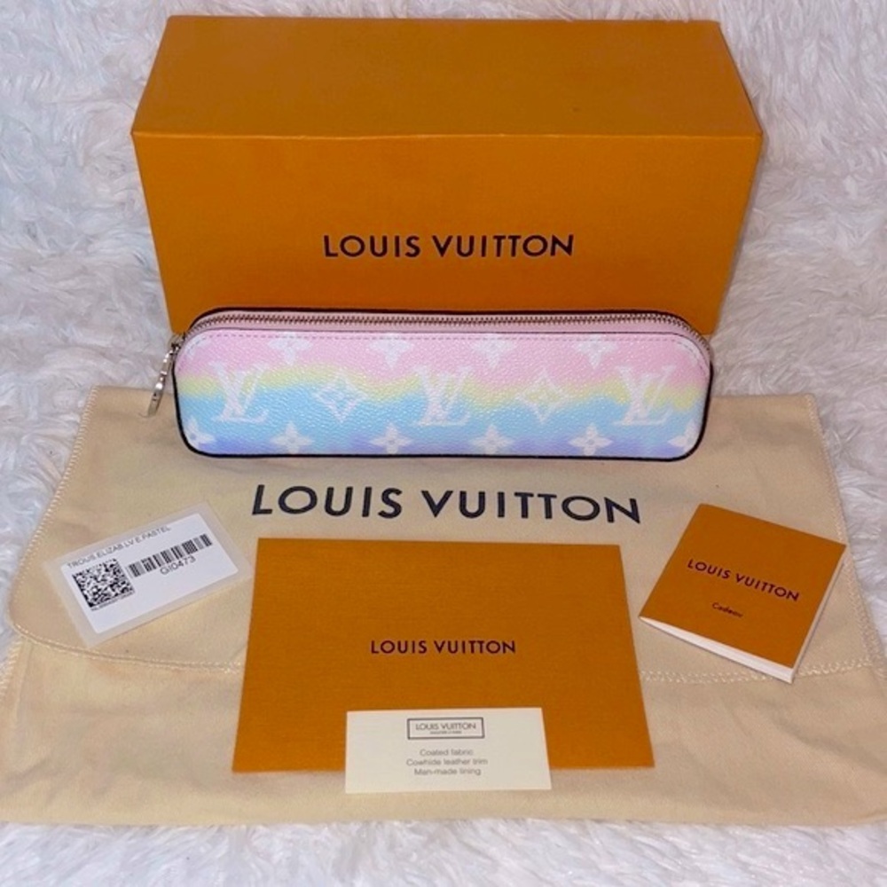 New Louis Vuitton Limited Edition Pastel Rainbow Monogram Escale Elizabeth Pouch